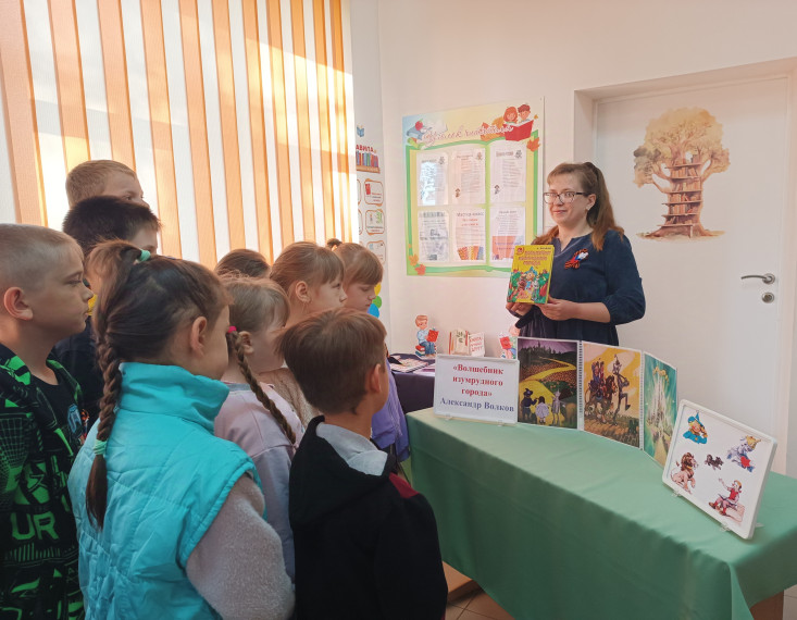 Волшебник изумрудного города" Александра Волкова Книга месяца.